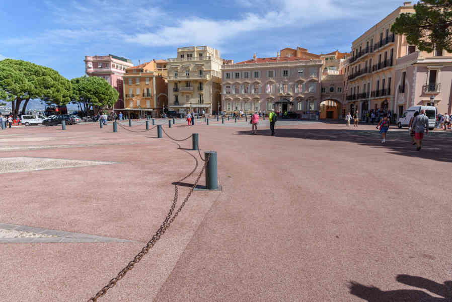 Principado de Mónaco 14 - Montecarlo - plaza del Palacio.jpg